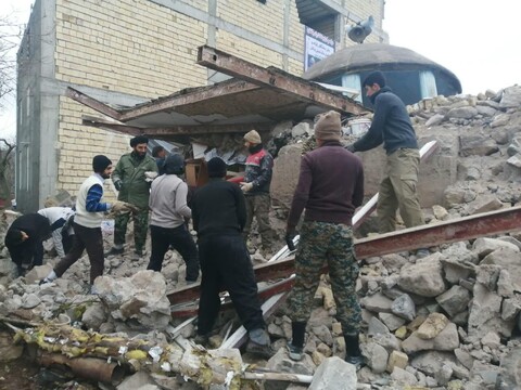 خدمت رسانی طلاب جهادی مدرسه علمیه امیرالمومنین(ع) تبریز در روستاهای زلزله زده میانه 