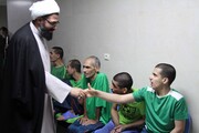 خوش و بش امام جمعه همدان با معلولان یک آسایشگاه+ عکس