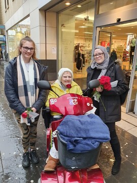 اهدای گل سرخ به مردم اسکاتلند از سوی مسلمانان + تصاویر