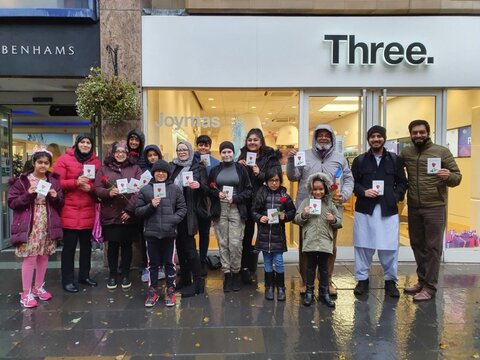 اهدای گل سرخ به مردم اسکاتلندی از سوی مسلمانان + تصاویر
