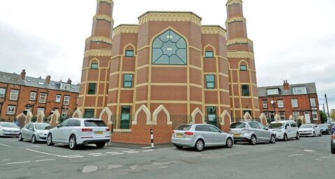 Man carrying a knife tries to enter Leeds mosque