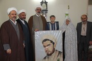 مدیر حوزه قزوین به دیدار خانواده شهید روحانی رفت+ عکس