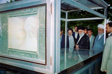 تصاویری از مرحوم آیت‌الله هادی تألهی و حضور رهبر انقلاب بر مزار ایشان