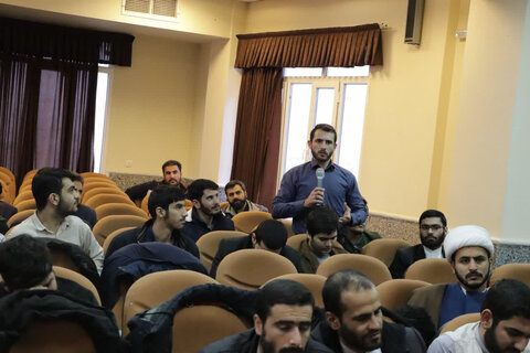 تصاویر/ برگزاری «کرسی آزاداندیشی» با حضور طلاب و دانشجویان قروه