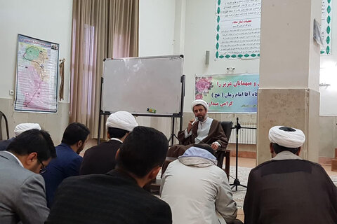 تصاویر/ برگزاری «کلاس مشاوره خانواده» در جمع اساتید و طلاب متاهل مدرسه علمیه کامیاران