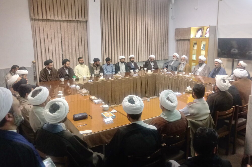 روحانیت برای آینده انقلاب نیرو تربیت کند