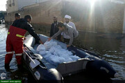 توزیع غذا با قایق وسط کوچه‌های اهواز/ کلان‌شهری که با ۳ ساعت بارندگی غرق شد