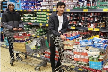 کمک مسلمانان هادرزفیلد انگلستان به نیازمندان