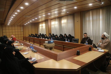 بانوان طلبه ایلامی پای درس اخلاق آیت الله العظمی جوادی آملی نشستند