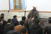 طلاب مدرسه امام خمینی(ره) خوی پای درس اخلاق نشستند
