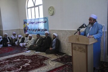 مسؤولان در خدمت به مردم و راه انداختن کار مردم کوتاهی نکنند