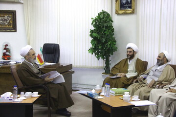 تصاویر/ دیدار معاون پژوهشی بنیاد شهید کشور و مدیرکل بنیاد شهید قم با آیت الله اعرافی