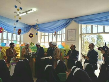 تقدیر از نویسنده حوزوی با رونمایی از کتاب "زندگی با ضرب المثل ها"