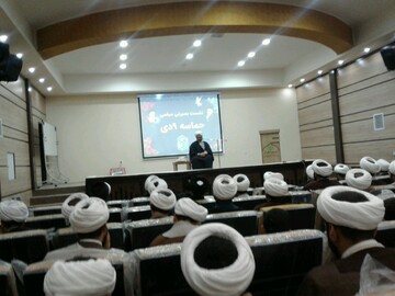 دشمن فقط با نفوذ در روحانیت می‌تواند به انقلاب ضربه بزند