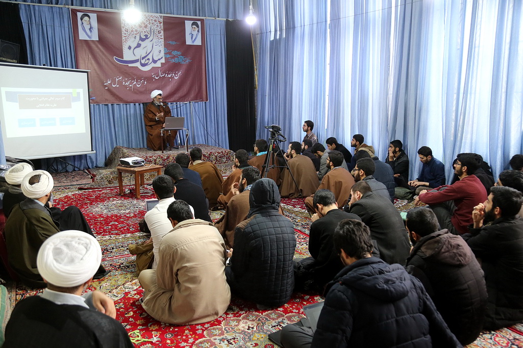 تصاویر/ نشست علمی تبیین بیانیه گام دوم انقلاب در مدرسه علمیه حقانی