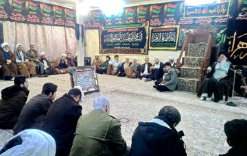 طلاب و روحانیون مهر و محبت  به مردم را سرلوحه کار خود کنند