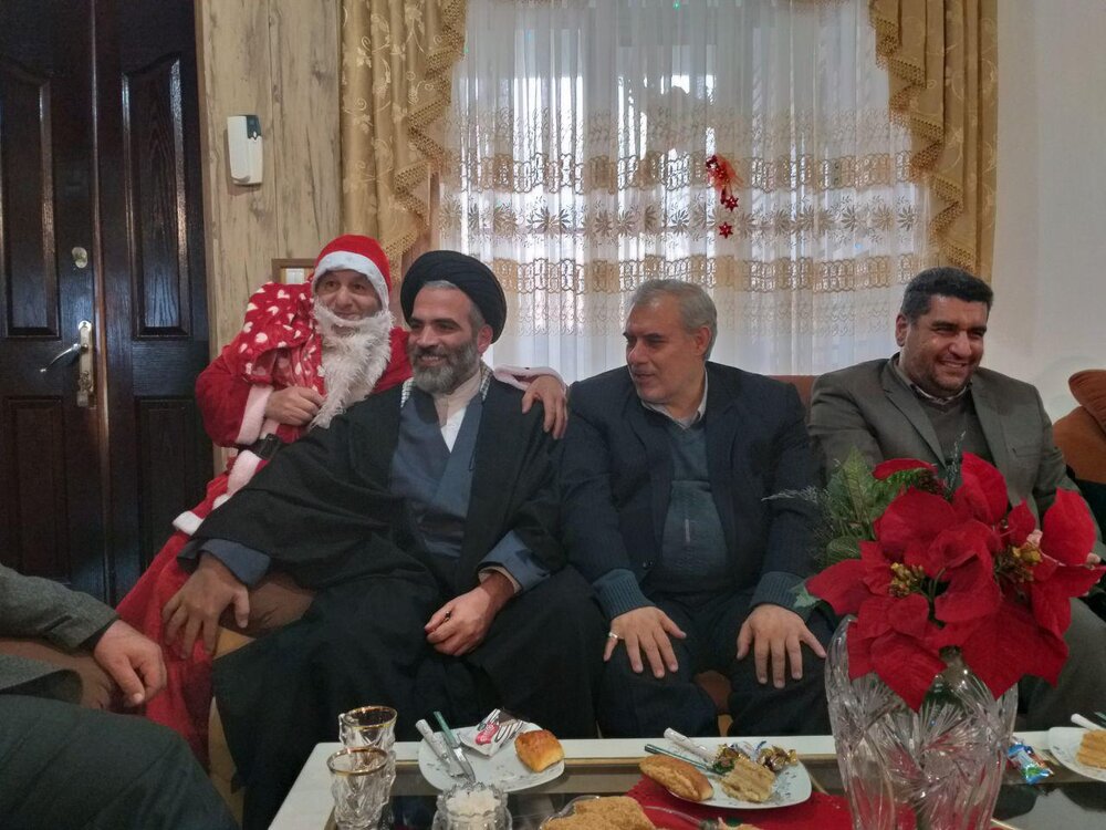 عکس یک امام جمعه با بابانوئل+ عکس