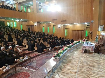 تبلیغ دین منحصر به مردان نیست