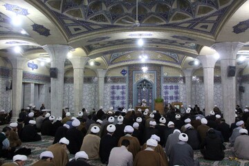 تصاویر/ گردهمایی طلاب و روحانیون گیلانی مقیم قم