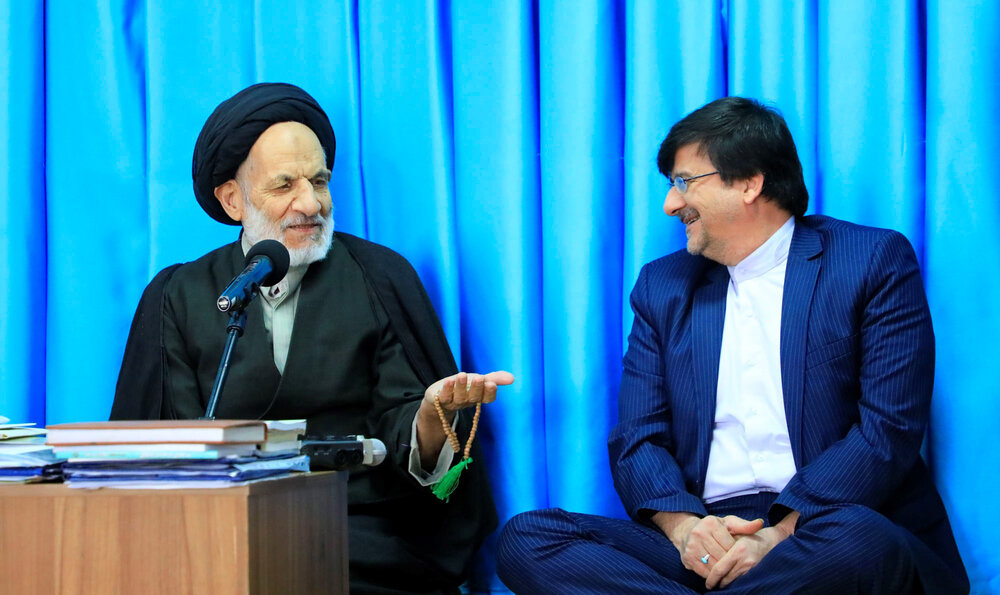  مسئولین به جای سرگرم کردن  مصنوعی جوانان به فکر کار و ازدواج آنان باشند 