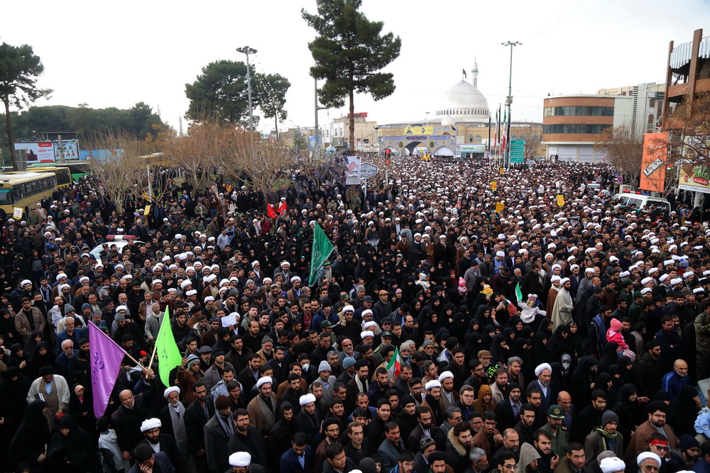 تصاویر/ خروش نمازگزاران قمی در پی شهادت حاج قاسم سلیمانی