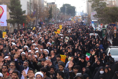 تصاویر  / راهپیمایی نمازگزاران قمی به مناسبت شهادت حاج قاسم سلیمانی