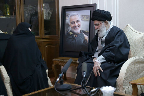 تصاویر/ حضور رهبر معظم انقلاب اسلامی در منزل سردار شهید سپهبد سلیمانی