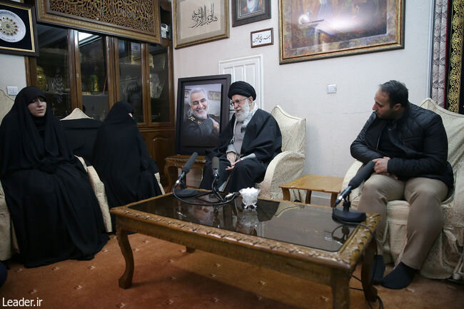 حضور رهبر انقلاب در منزل شهید سلیمانی