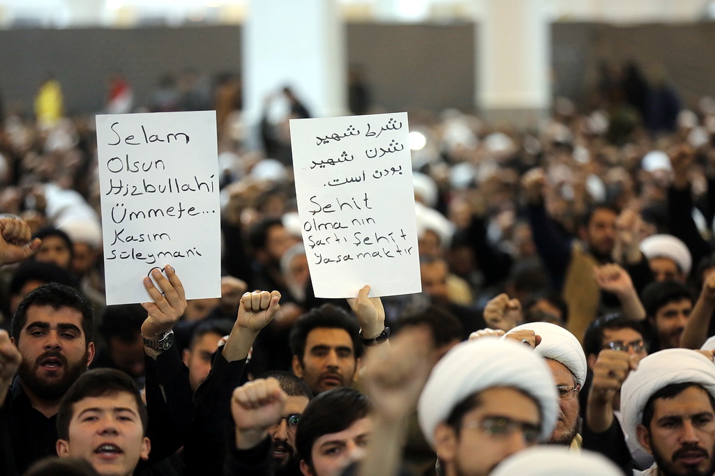 تصاویر/ میثاق جوانان ۱۲۰ کشور با سپهبد شهید حاج قاسم سلیمانی در مصلای قدس قم