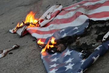 دانشجویان یزدی پرچم آمریکا و اسرائیل را آتش زدند