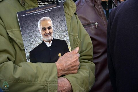 تصاویر/ خروش مردم مشهد در تشییع پیکر سپهبد سلیمانی و همرزمانش