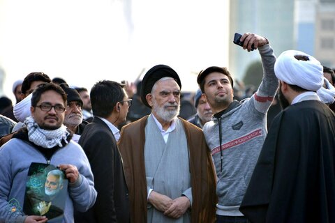 تصاویر/ خروش مردم مشهد در تشییع پیکر سپهبد سلیمانی و همرزمانش