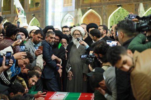 آية الله النجفي يؤم المؤمنين في الصلاة على شهداء الاعتداء الغاشم الذي وقع قرب مطار بغداد الدولي آية الله النجفي يؤم المؤمنين في الصلاة على شهداء الاعتداء الغاشم الذي وقع قرب مطار بغداد الدولي