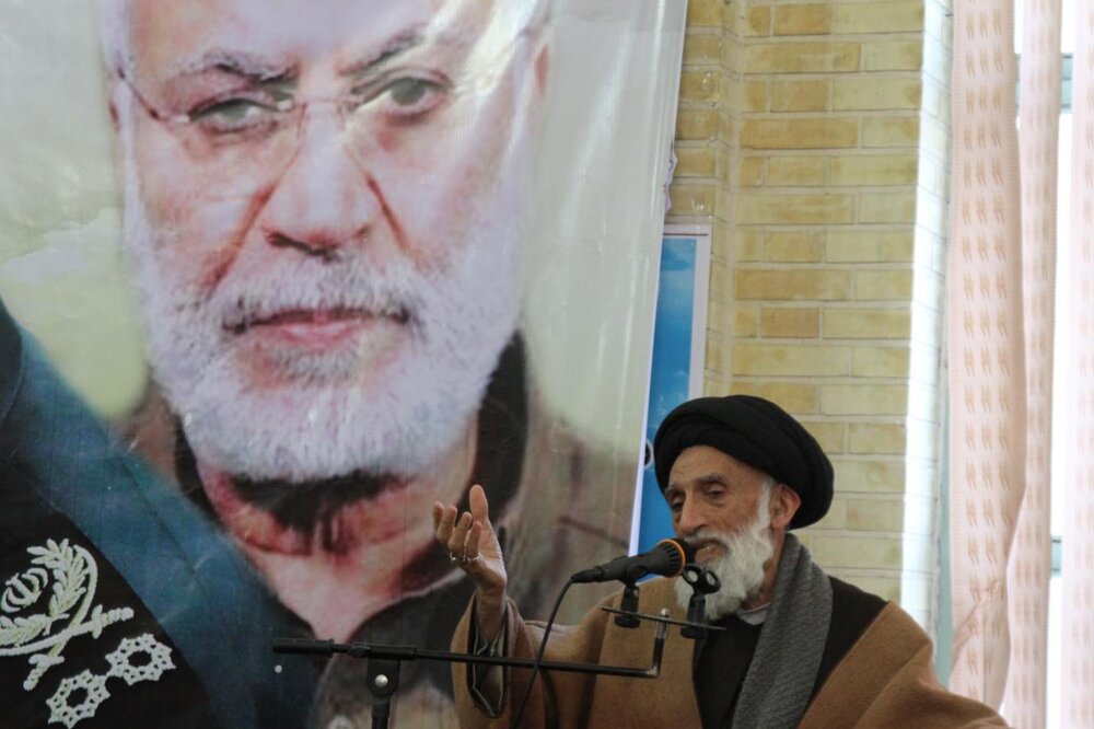 فریب خنده پای میز مذاکره دشمن را نخوریم/ خواستار اشد مجازات خائنین هستیم