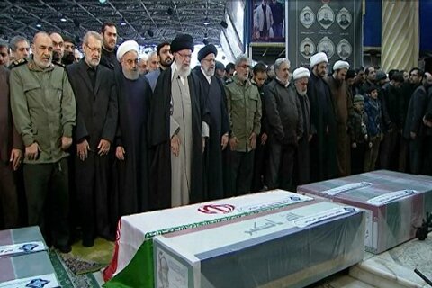 L'ayatollah Khamenei a dirigé la Salat al-Mayyit pour le martyr Soleimani