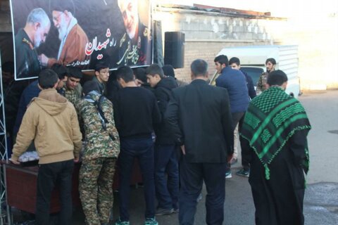 تصاویر/ ایستگاه صلواتی طلاب مدرسه علمیه قروه به مناسبت شهادت سردار سلیمانی