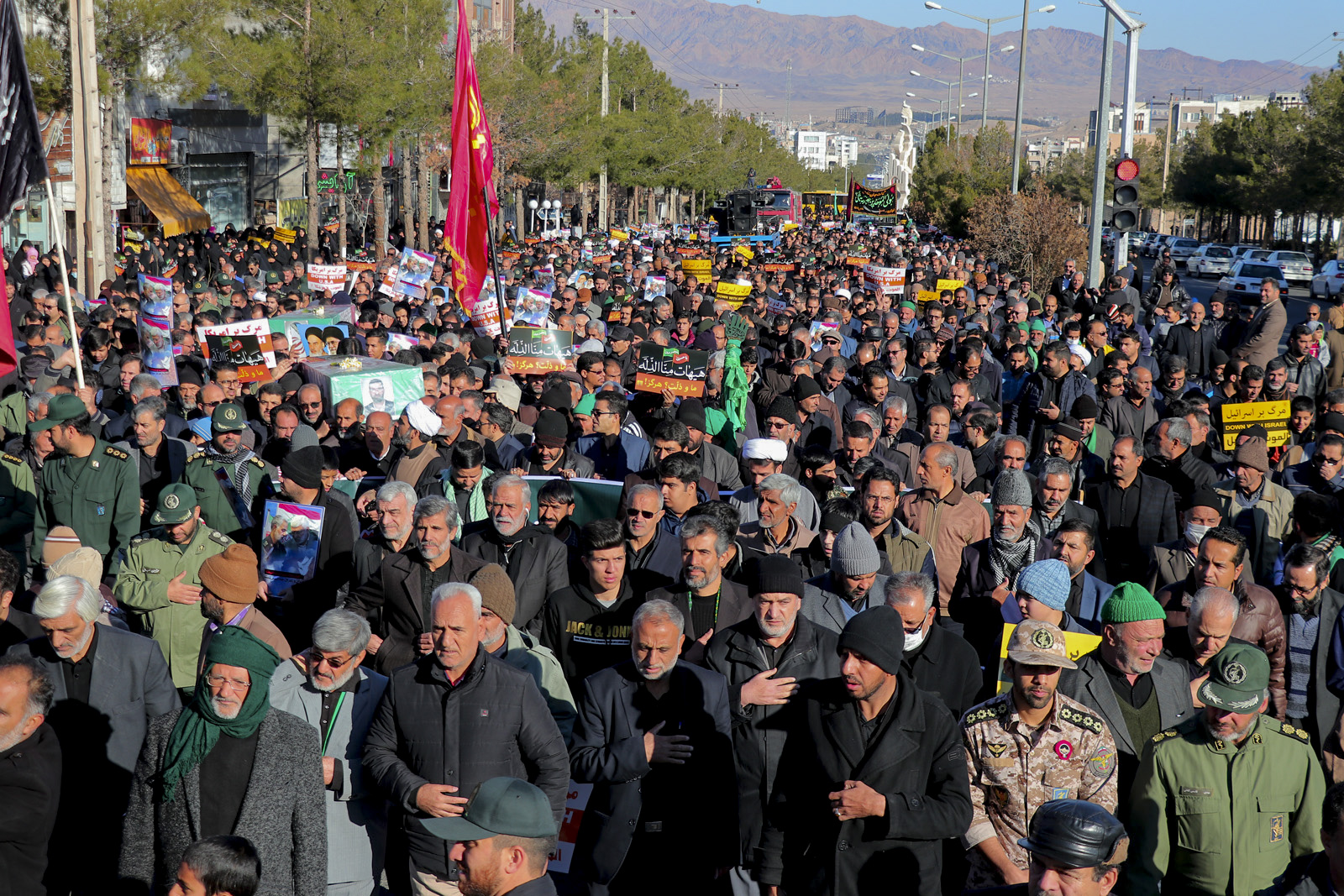 اشک های مادران شهدا داغ سردار را شعله ور کرد/ التماس پسر ۷ ساله برای گرفتن عکس حاج قاسم