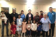 جوانان مسلمان بریتانیایی شیرینی به دست به خانه های سالمندان رفتند
