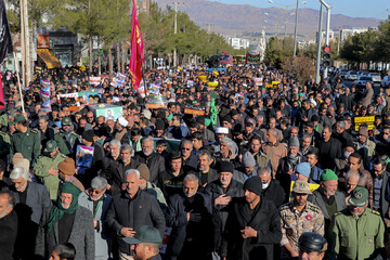 اشک های مادران شهدا داغ سردار را شعله ور کرد/ التماس پسر ۷ ساله برای گرفتن عکس حاج قاسم
