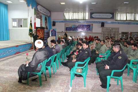 اهدای شاخه گل دانش آموزان کاشانی به پاسداران در هفتمین روز شهادت سردار سلیمانی
