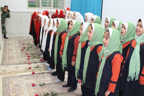 اهدای شاخه گل دانش آموزان کاشانی به پاسداران در هفتمین روز شهادت سردار سلیمانی