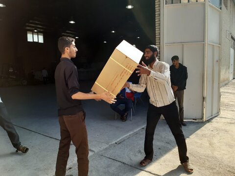 کمک‌رسانی طلاب مدرسه علمیه شهرستان جاسک به آماده‌سازی و ارسال محموله‌های کمکی به مناطق سیل زده
