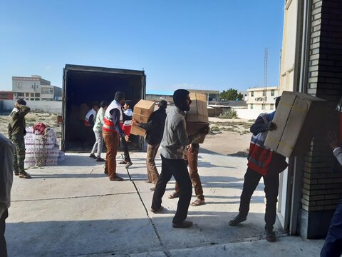 کمک‌رسانی طلاب مدرسه علمیه شهرستان جاسک به آماده‌سازی و ارسال محموله‌های کمکی به مناطق سیل زده