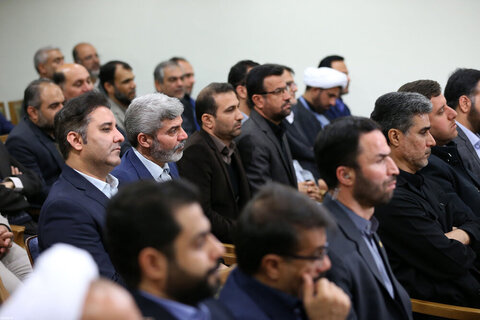 بالصور/ القائمون على مؤتمر تكريم شهداء محافظة بوشهر يلتقون بالإمام الخامنئي