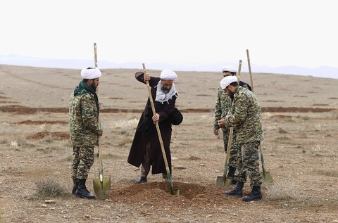 کاشت نهال توسط طلاب به یاد شهید سردار سلیمانی و شهدای مقاومت در منطقه عمومی کوه نمک قم