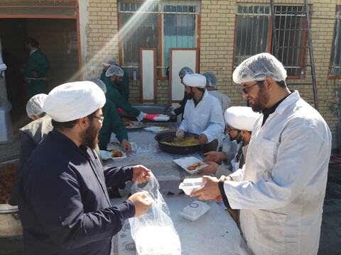 کمک‌رسانی طلاب جهادی حوزه علمیه قم در مناطق سیل زده سیستان و بلوچستان