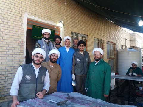 کمک‌رسانی طلاب جهادی حوزه علمیه قم در مناطق سیل زده سیستان و بلوچستان