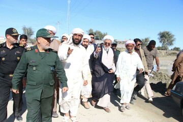 تصاویر/ حضور نماینده ولی فقیه در هرمزگان در مناطق سیل زده شرق هرمزگان و شهرستان جاسک