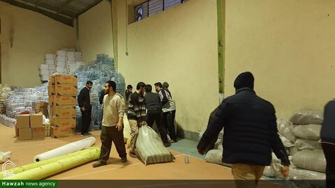 بالصور/ مساعدة طلاب العلوم الدينية للمضررين من السيول في محافظة سيستان وبلوشستان جنوبي شرق إيران