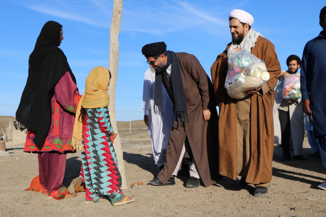 تصاویر شما/ کمک رسانی طلاب و روحانیون گروه جهادی شهید سپهبد حاج قاسم سلیمانی در مناطق سیل زده